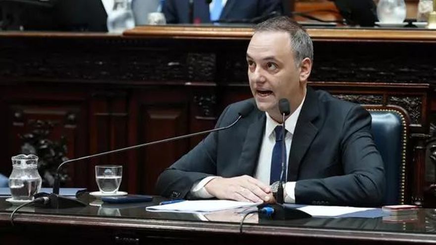 Milei arropa a su jefe de gabinete, acusado de corrupción