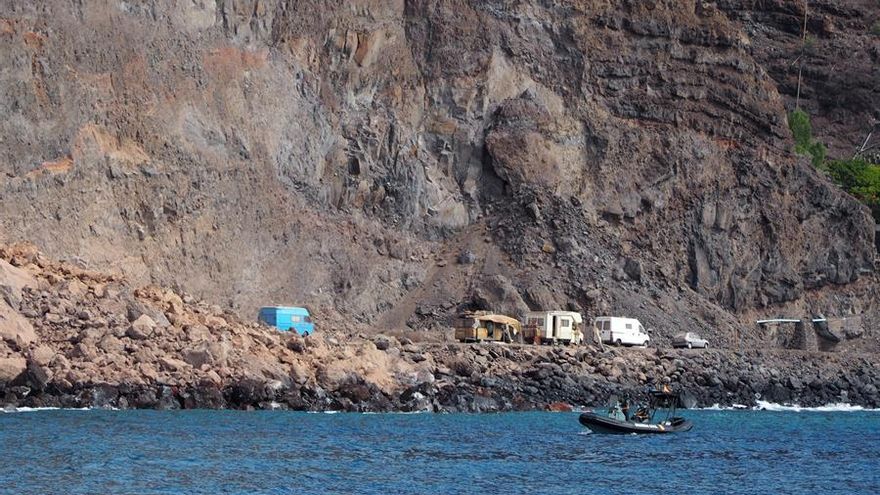 Los trabajos de rastreo no localizan víctimas atrapadas en el desprendimiento de La Gomera y las labores se centran en estabilizar el talud