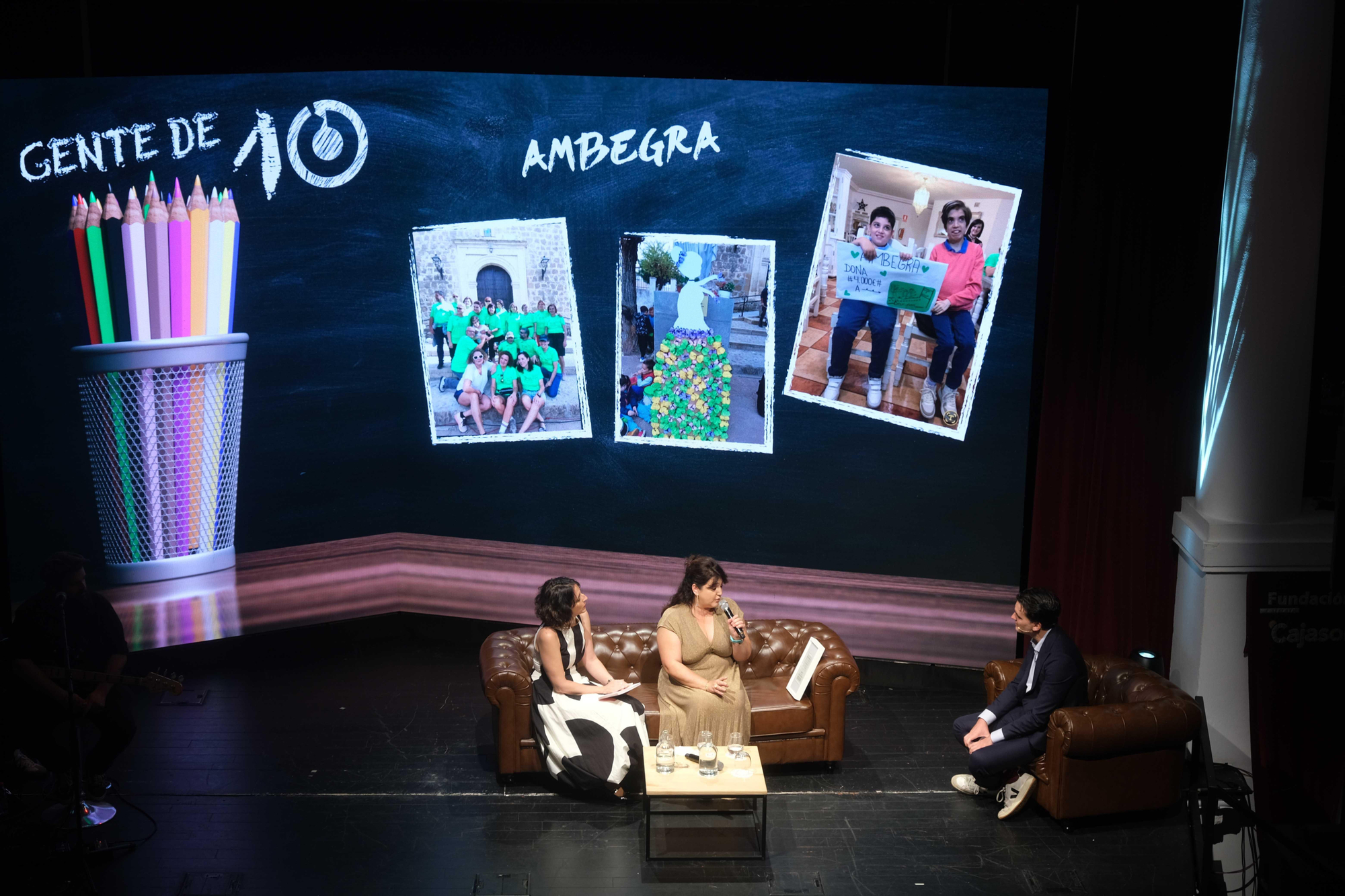 Gracias a AMBEGRA, la cabina se ha convertido en un punto de encuentro entre sus vecinos