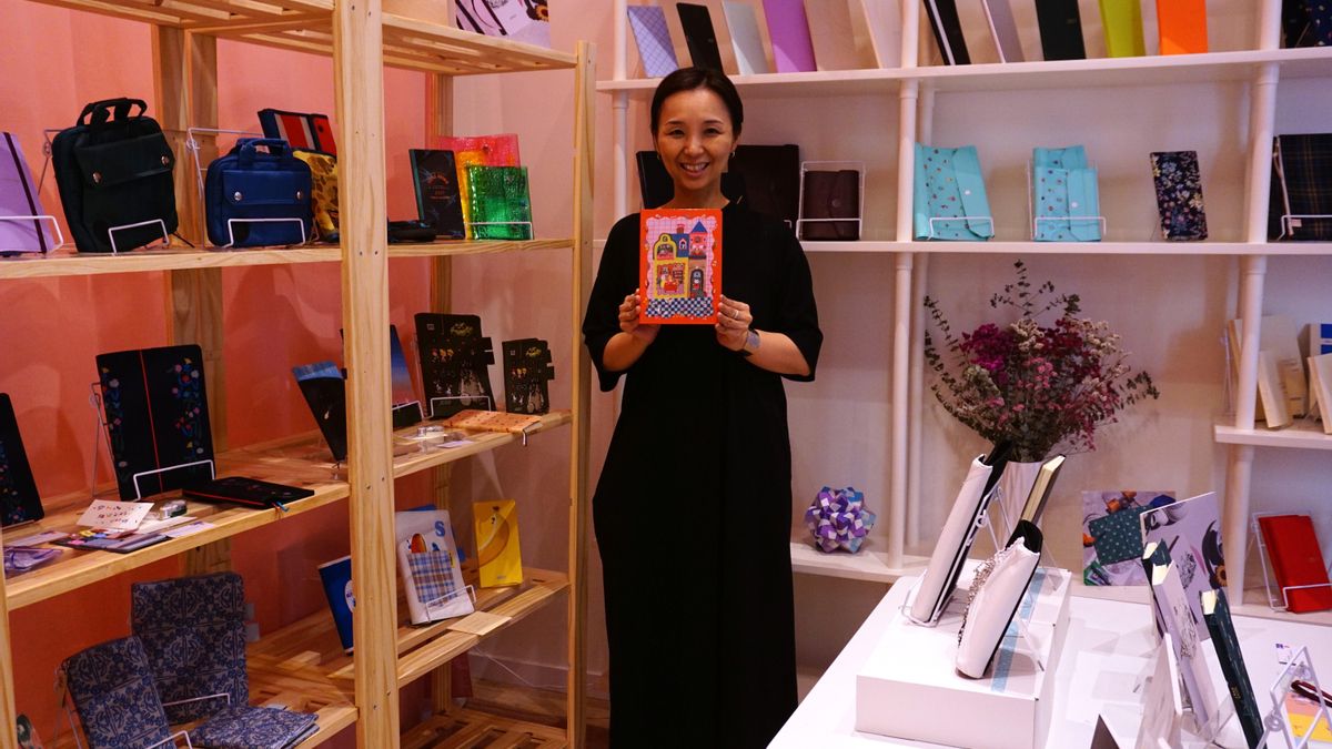 Ayako Koizumi, presidenta y directora de operaciones de Hobonichi, con la colección 2027 en la tienda Entropía de Barcelona