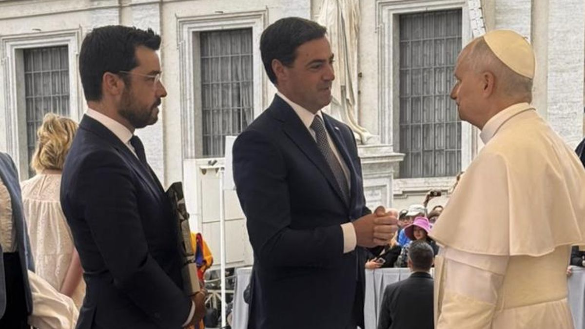 Pradales logra la fotografía con León XIV e intercambian presentes en la plaza de San Pedro del Vaticano