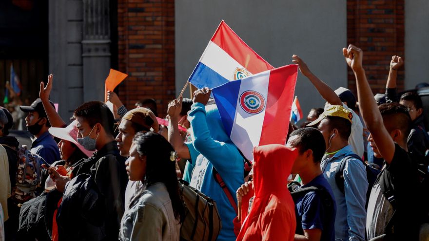 Danzas y reivindicación en una marcha en Asunción de indígenas de Paraguay