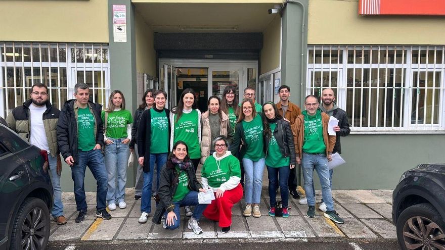 Docentes secundando la huelga en el IES Besaya
