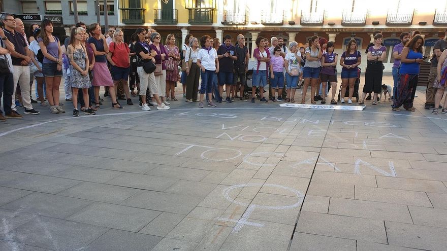 Concentración de rechazo a la supresión de los Puntos Violeta de las fiestas de Guadalajara