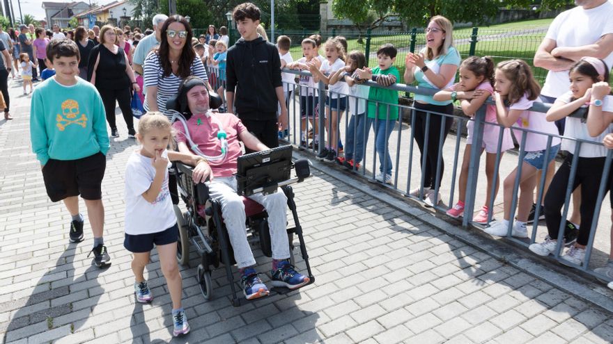 La lección de vida del exatleta 'Capi', el 'papá robot', llega a las aulas asturianas