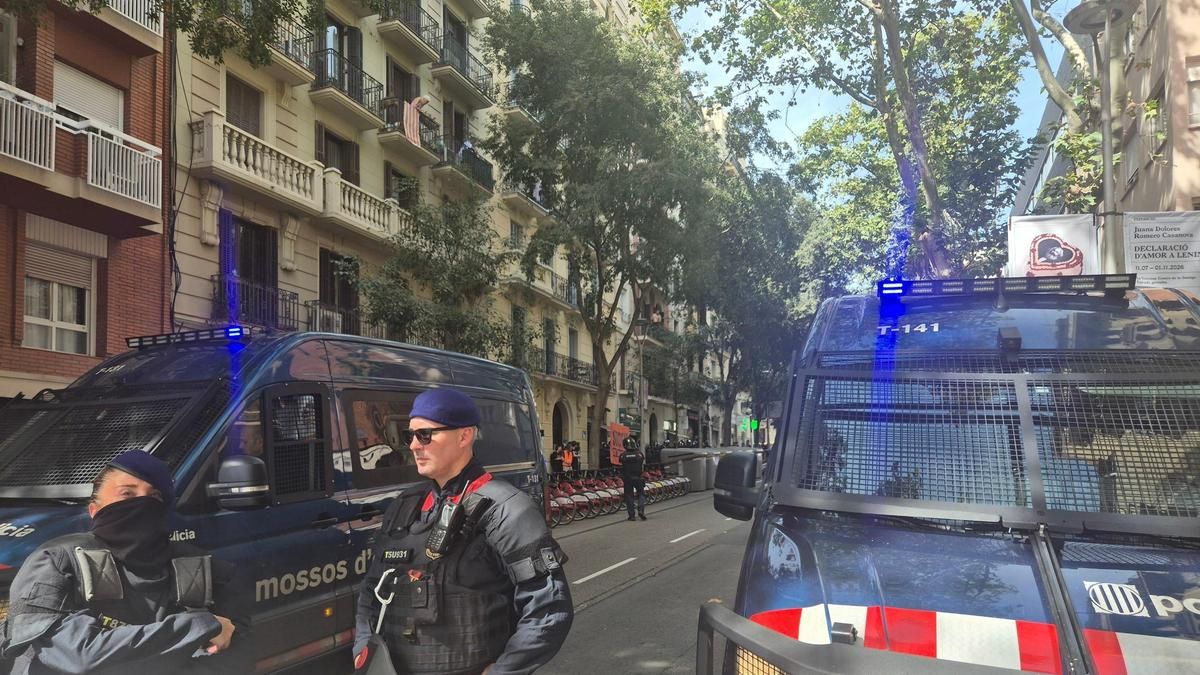 Colau acude como activista para intentar frenar el desahucio de una vecina vulnerable de Barcelona