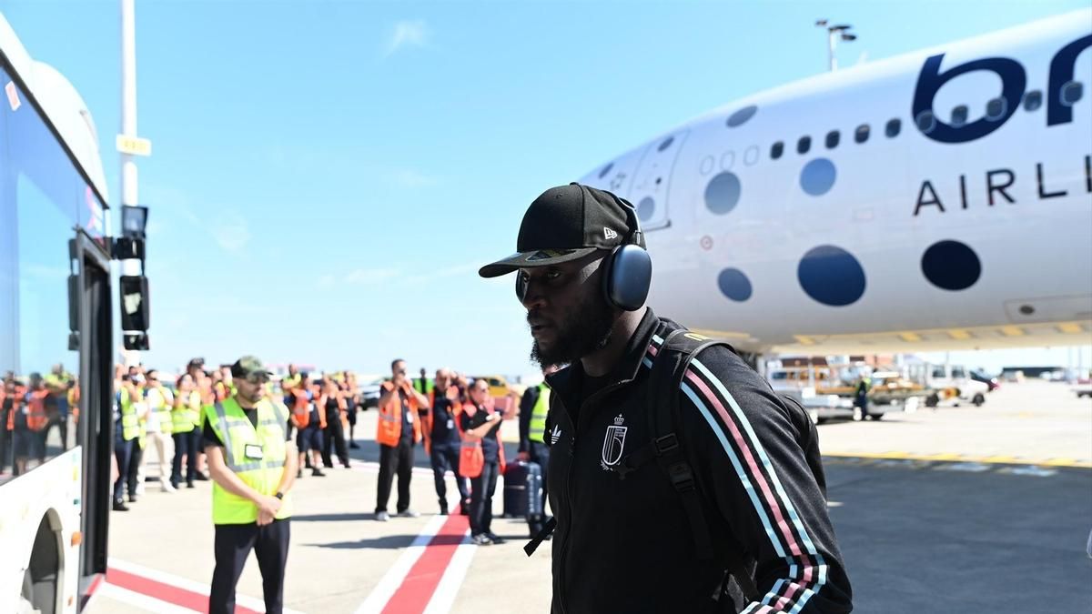 El delantero belga Lukaku llega al aeropuerto de Bruselas tras ser eliminado por España del Mundial.