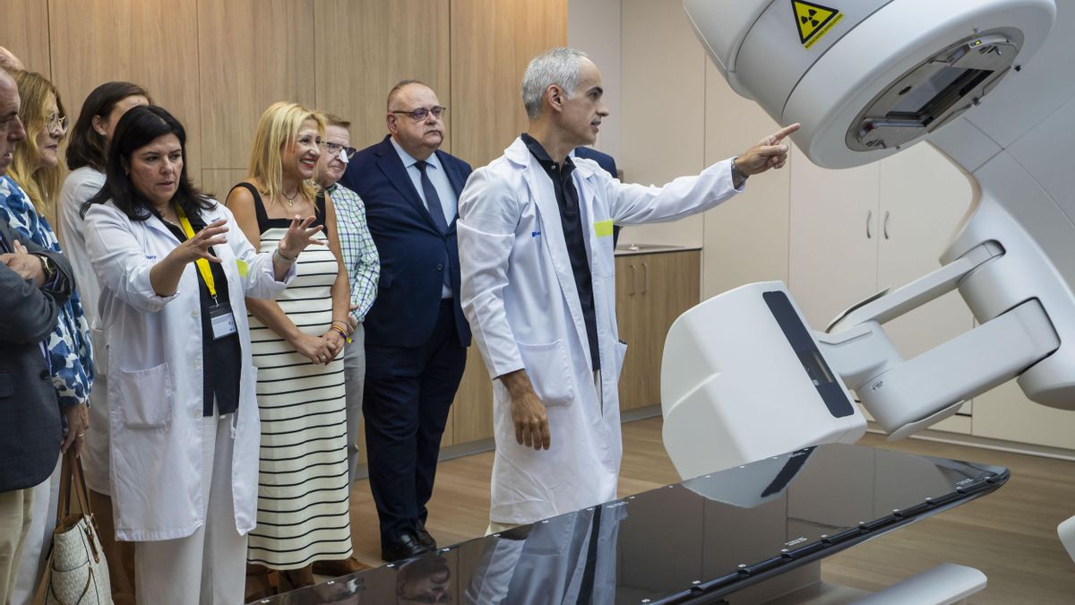 El consejero de Sanidad, Alejandro Vázquez Ramos atiende las explicaciones técnicas del equipo de radioterapia acompañado de la delegada de la Junta en Soria, Yolanda de Gregorio (4d), y el presidente del Diputación en Soria, Benito Serrano (i), durante su visita a la puesta en marcha de la Unidad Satélite de Radioterapia del Hospital Santa Bárbara de Soria, este martes.