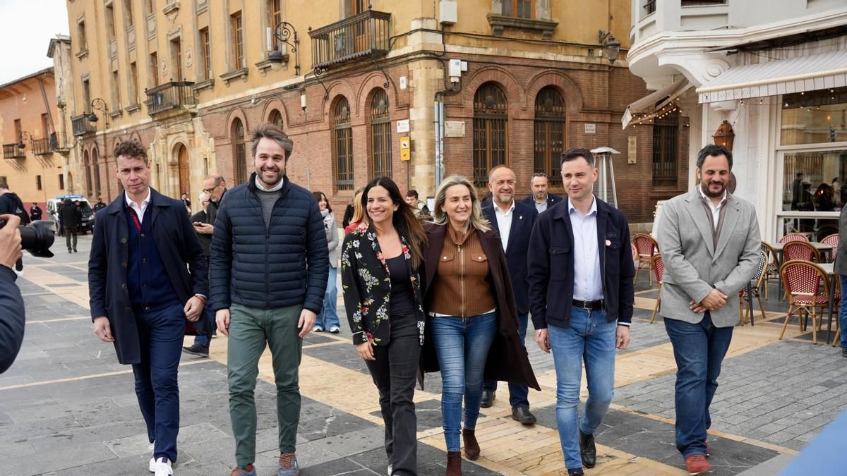 La ministra de Educación cuestiona desde León la gestión que hace la Junta de la inversión nacional en colegios