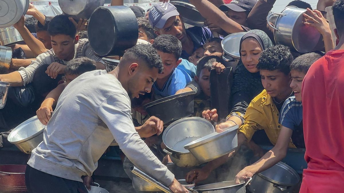 Una persona reparte comida en Jan Yunis (Gaza) en una imagen de archivo de abril de 2025.