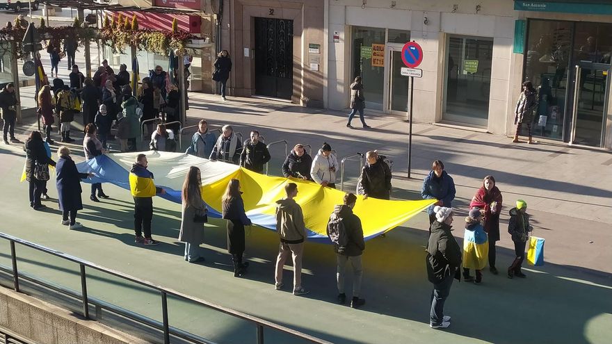 Una gran bandera ucraniana se desplegó al principio de la protesta.