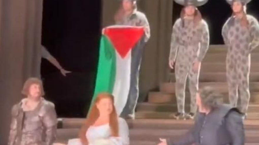 Un artista de la Ópera de Londres saca una bandera de Palestina y el personal intenta quitársela
