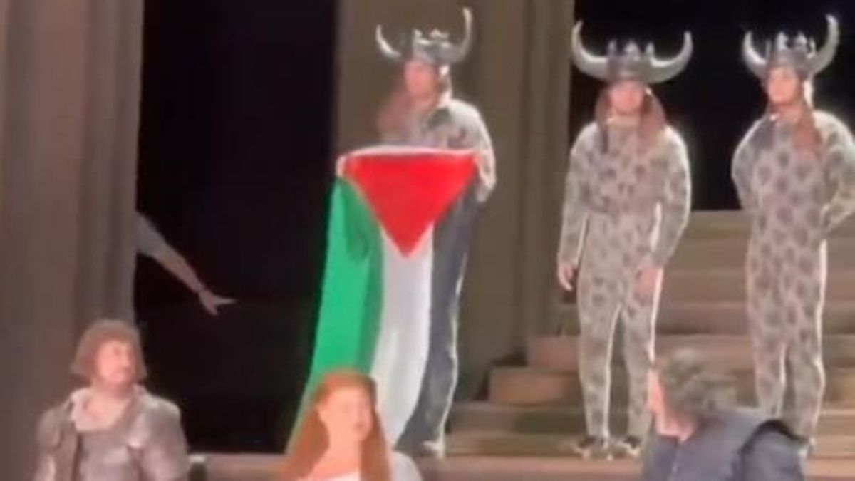 Un artista de la Ópera de Londres saca una bandera de Palestina y el personal intenta quitársela