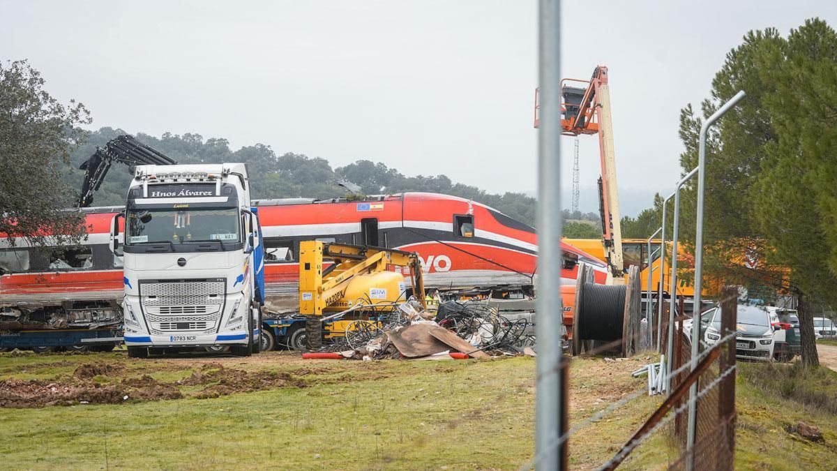 El trabajo en la zona cero del accidente de Adamuz avanza con la retirada del tren Iryo