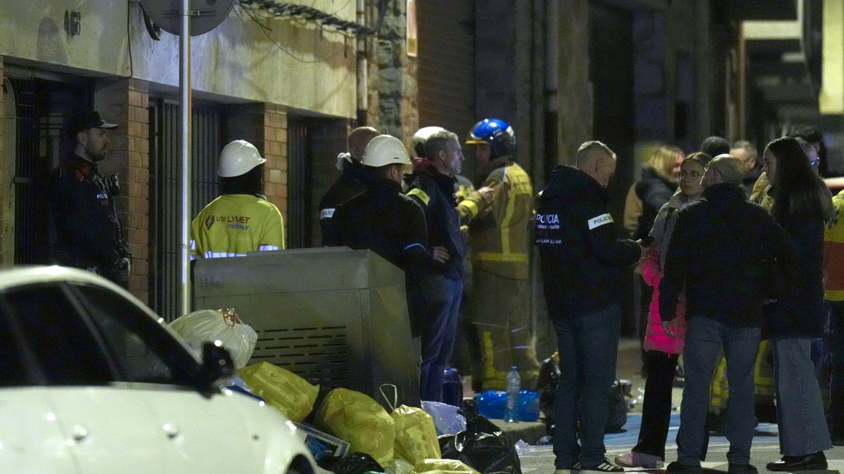 Vista de la entrada del edificio en el que cinco personas han muerto y otras cuatro han resultado heridas de carácter leve en un incendio registrado este lunes en un bloque de pisos en la localidad barcelonesa de Manlleu. EFE/Siu Wu