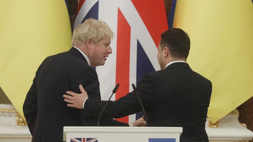 Imagen de archivo de un encuentro entre el presidente ucraniano, Volodimir Zelenski (d) y el primer ministro británico, Boris Johnson (i) en Kiev, el pasado 1 de febrero.