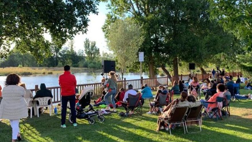 Concierto de piano flotante en Santa Marina del Rey.