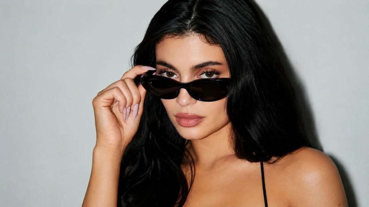 Kylie Jenner con las gafas de Ray-Ban Meta.