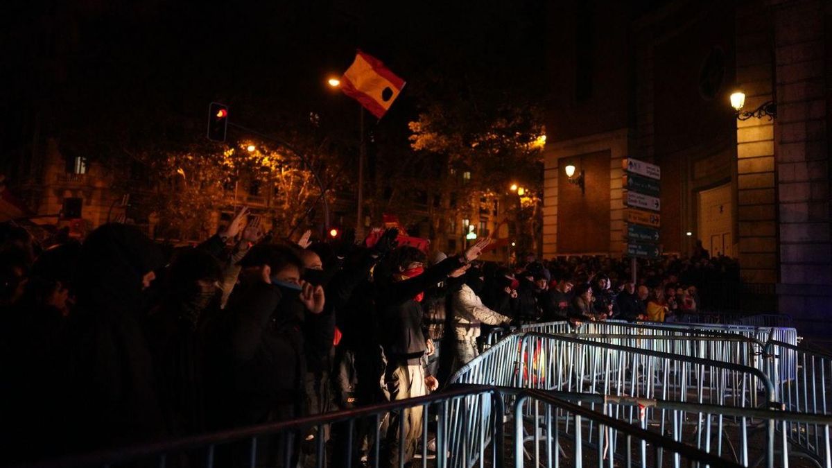 Varias personas hacen el saludo fascista frente a la Policía