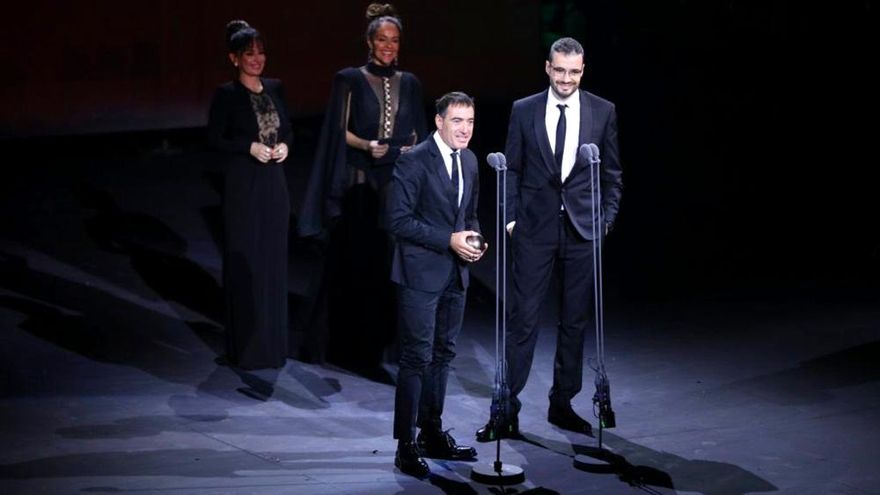 Álex Pina y Javier Gómez, en la gala de los Premios Fénix 2018