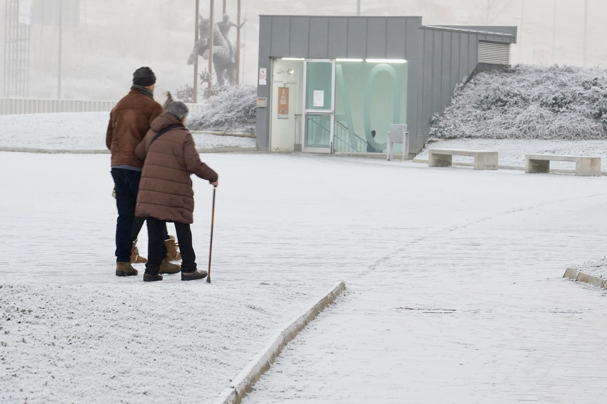 Más valía caminar con mucho cuidado este martes por el entorno del Hospital leonés.