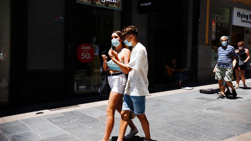 Dos jóvenes utilizan las mascarillas este sábado en Santa Cruz. (Andrea Domínguez).