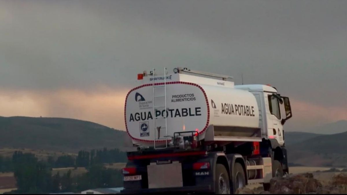 Un camión cisterna de la Diputación de Soria.