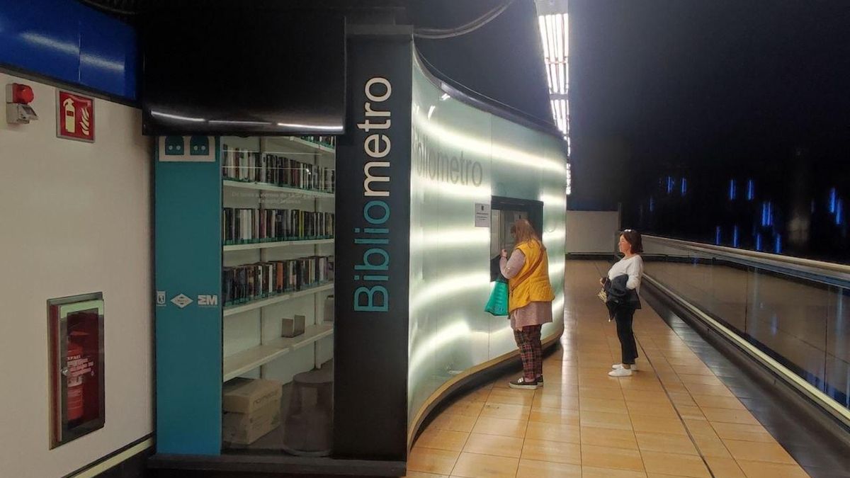 Giro en las bibliotecas de Metro: Comunidad de Madrid reabrirá cuatro que clausuró el Ayuntamiento y estudia cerrar otra
