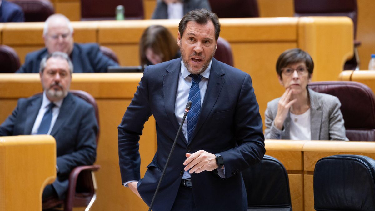 El ministro de Transportes y Movilidad Sostenible, Óscar Puente, interviene durante una sesión plenaria en el Senado, a 2 de diciembre de 2025, en Madrid