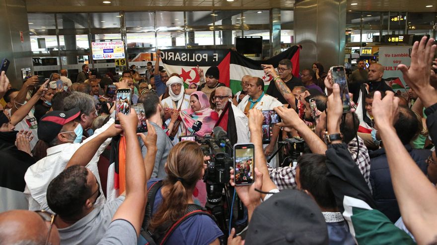 Sultana Jaya atiende a los medios de comunicación junto al delegado del Frente Polisario en Canarias, Hamdi Mansour, y rodeada de más de un centenar de personas que acudieron a recibirla.