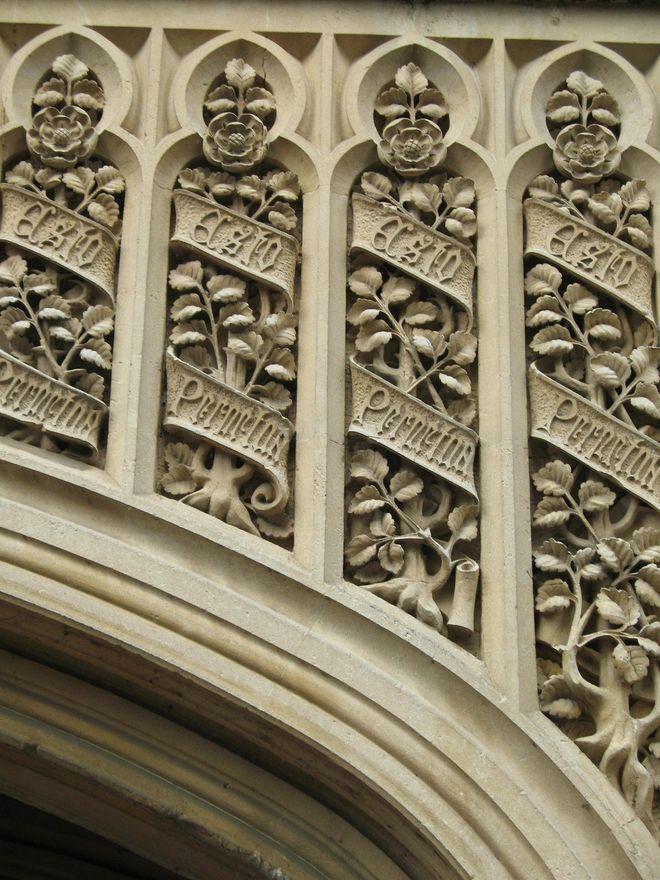 Detalles escultóricos en la fachada de la Capilla de San Jorge.