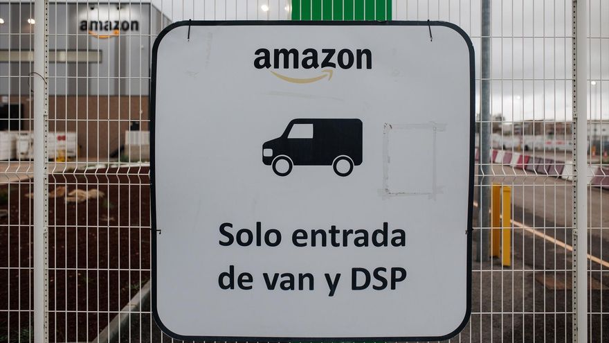 Un cartel que señala la entrada de van y DSP en un centro logístico de Amazon, a 15 de noviembre de 2022, en Madrid (España).