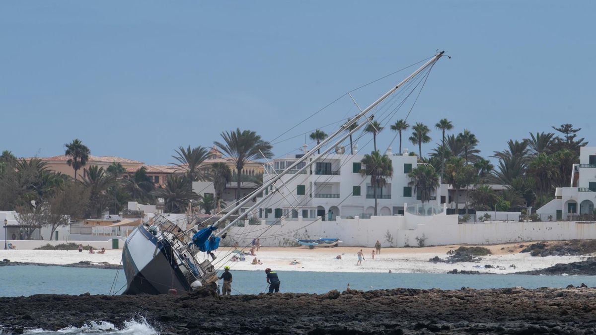 Imagen de un velero que encalló este martes en la costa de Corralejo, en el municipio de La Oliva (Fuerteventura)