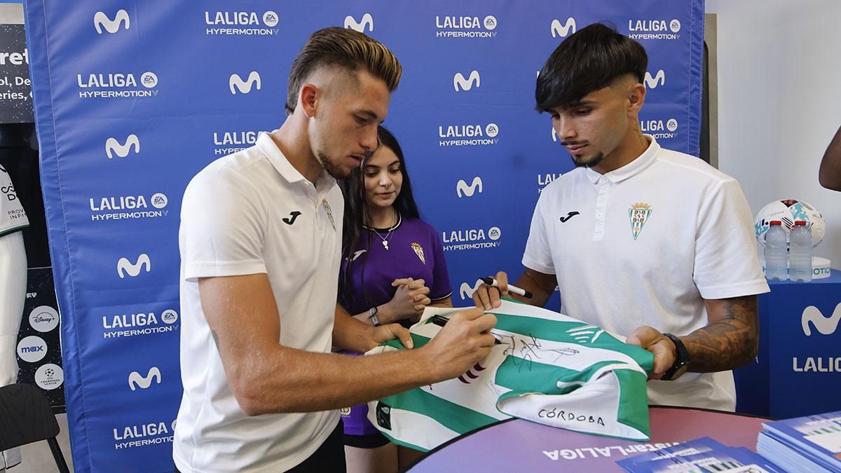 Isma Ruiz y Kevin Medina firman autógrafos a los aficionados del Córdoba CF