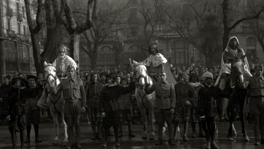 Desfile por la Avenida de la Libertad de Donostia. Grupo folclórico precedido por txistularis , falangistas, soldados y los tres Reyes Magos en 1943