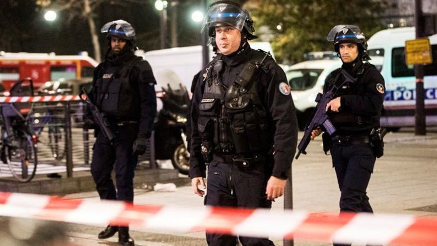 Muere a tiros de la policía en Francia un hombre que amenazó con un cuchillo