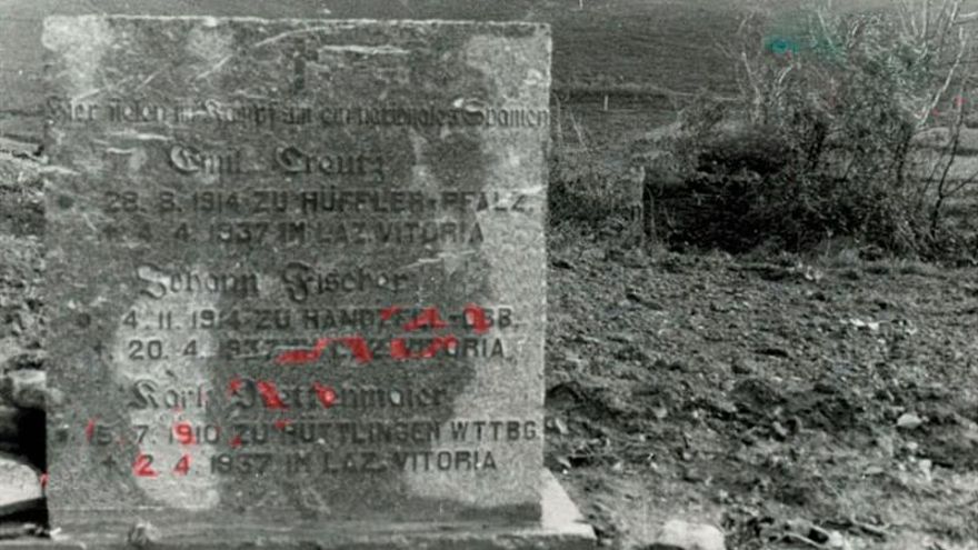 Esvásticas, desfiles y 'vivas' a Franco, Mussolini y Hitler: así se inauguró el monumento nazi en Álava