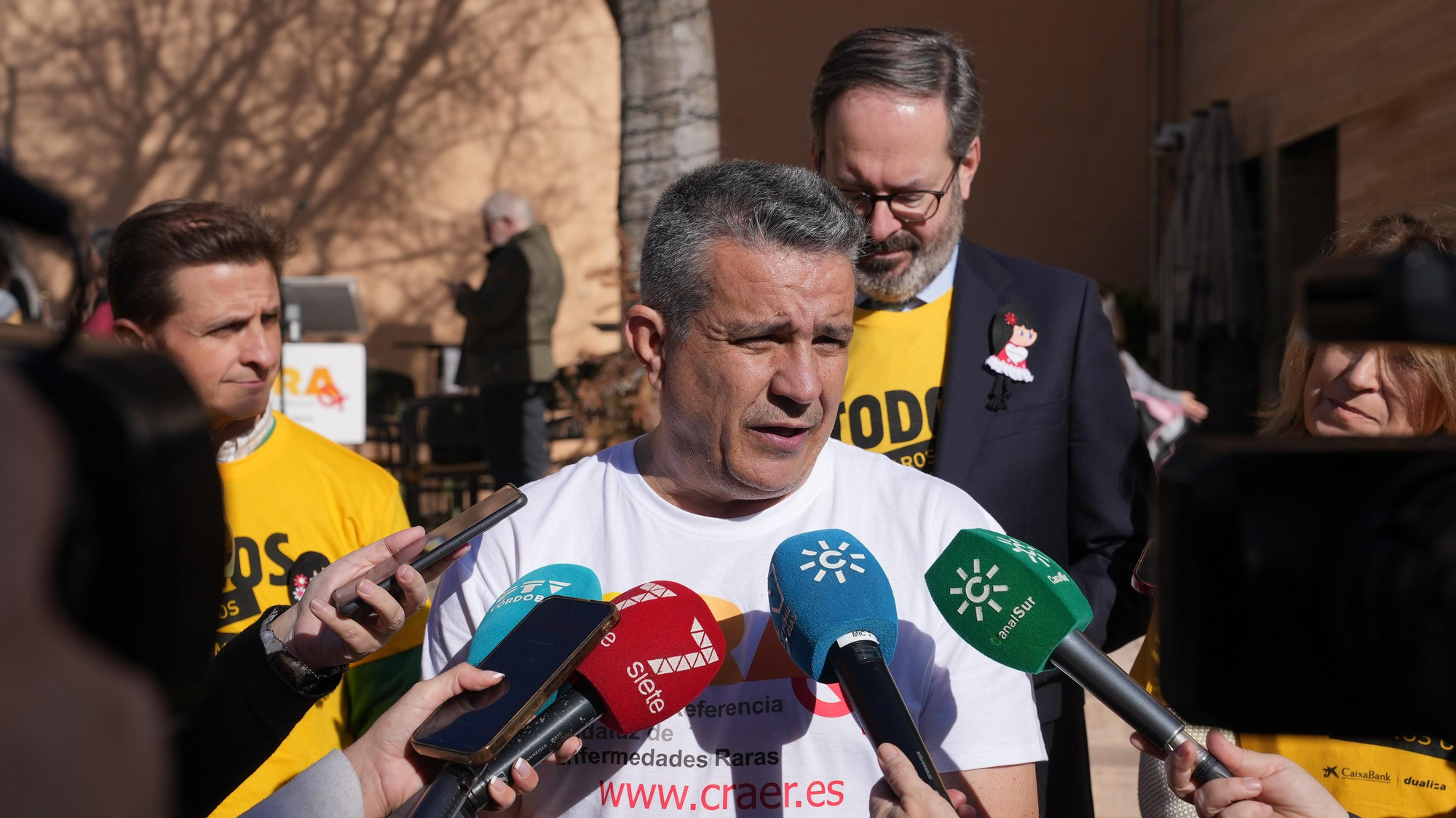 Córdoba abraza la Mezquita Catedral por las enfermedades raras