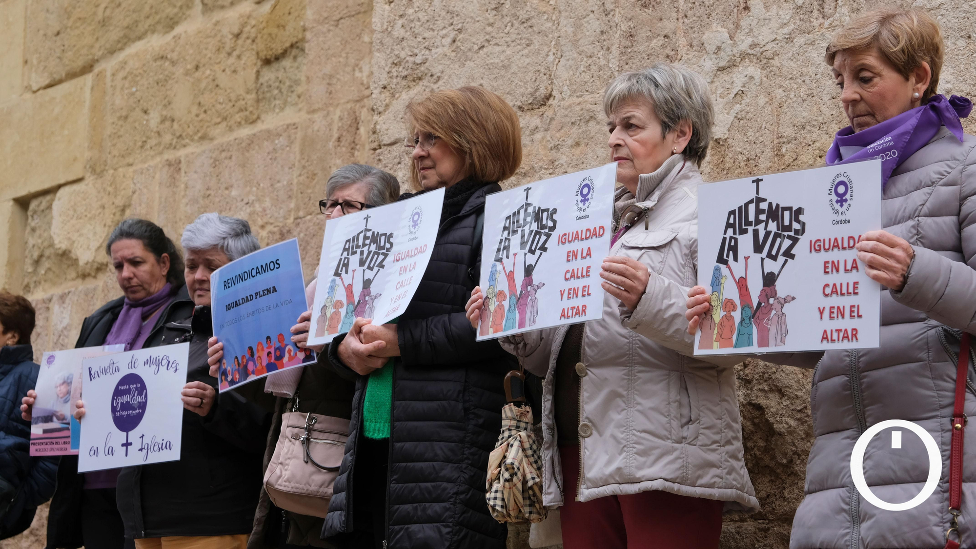 Concentración Revuelta de Mujeres en la Iglesia