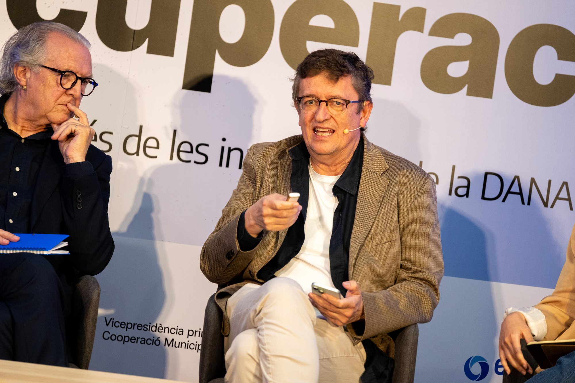 El catedrático emérito de la Universitat de València, Joan Romero, junto al economista Pau Rausell.