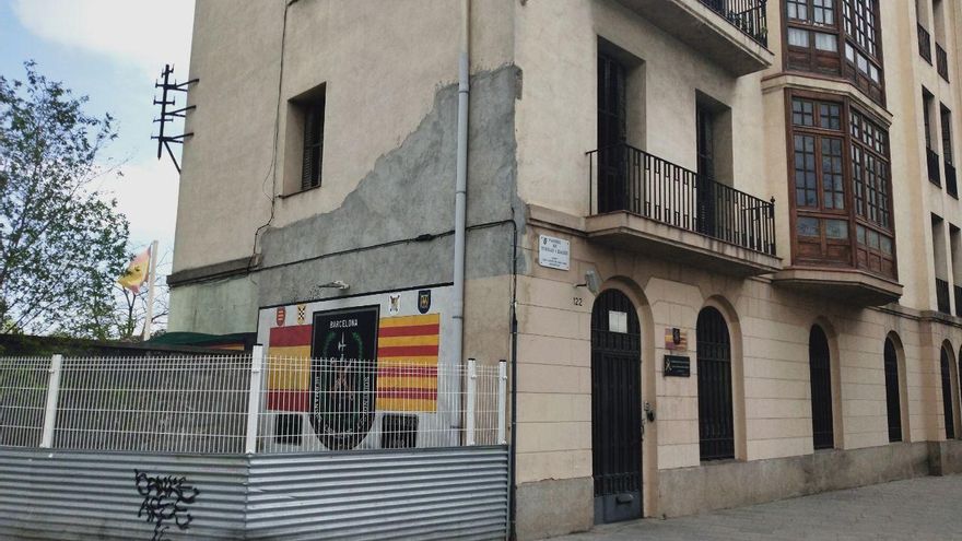 Los antiguos cuarteles de Sant Andreu, en Barcelona, con el escudo de sus ocupantes, la Hermandad de Antiguos Legionarios