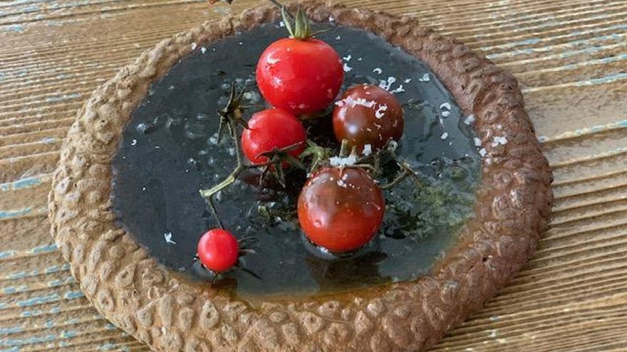 Tomates con aceite, sal y lascas de parmesano