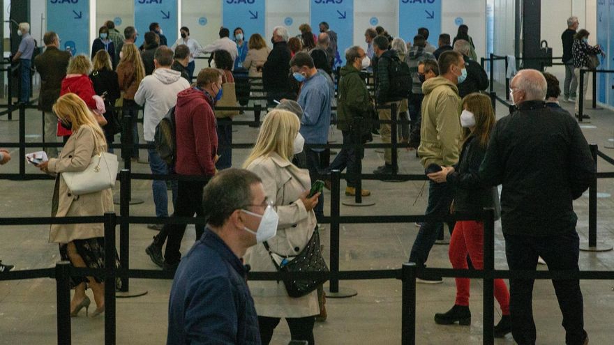 Decenas de personas entre 55 y 59 años hacen cola para vacunarse en el centro de vacunación de la Fira de Barcelona este martes.