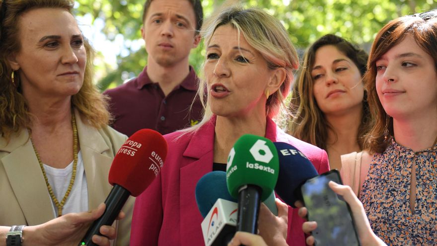 La vicepresidenta segunda del Gobierno y coordinadora general de Sumar, Yolanda Díaz, atiende a los medios de comunicación durante su visita a la Feria del Libro de Vallecas, a 11 de mayo de 2024, en Madrid (España).