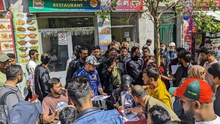 Hassan, en un restaurante de kebab de Lavapiés, ayudando a otros compatriotas a revisar sus documentas para hacer de nexo y pedir el certificado de vulnerabilidad