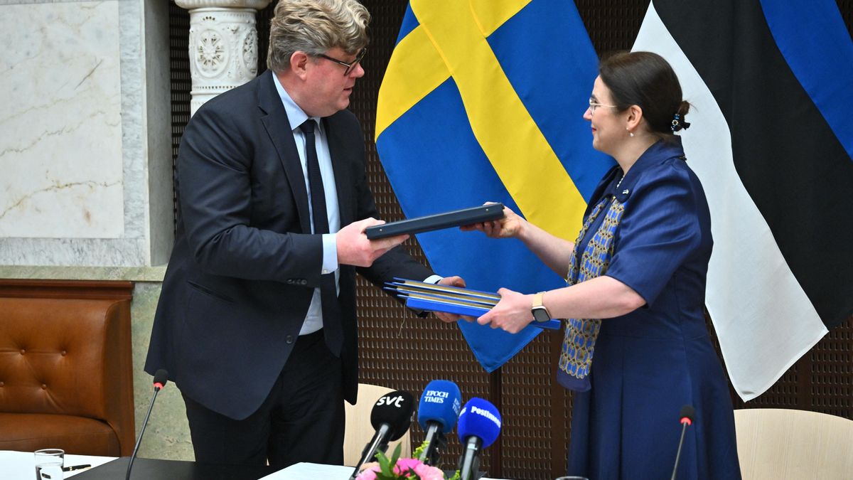 El ministro de Justicia de Suecia, Gunnar Strommer, y la ministra de Justicia y Asuntos Digitales de Estonia, Liisa-Ly Pakosta, firman un acuerdo para alquilar plazas penitenciarias en Tartu, Estonia.