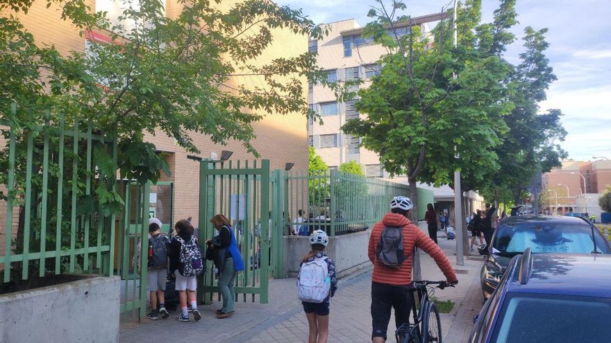 Docentes, padres y alumnado a la entrada de un colegio, este martes en Madrid.