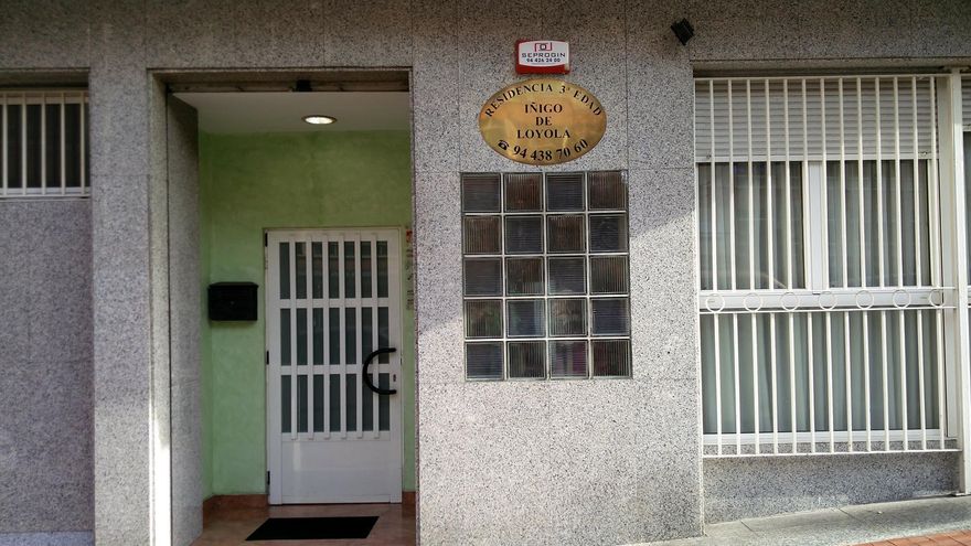 La residencia Íñigo de Loyola de Barakaldo tenía a trabajadoras de la limpieza cuidando de los ancianos