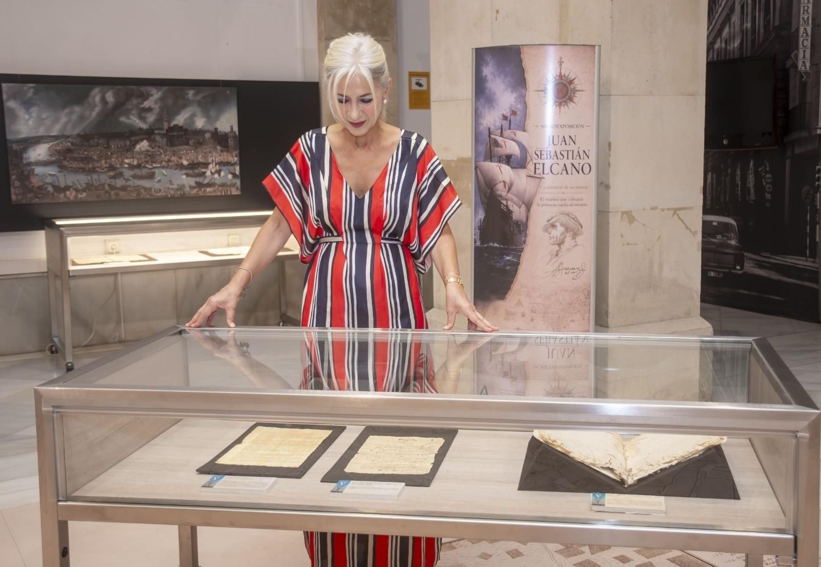 Patricia del Pozo observa algunos de los documentos de la exposición.