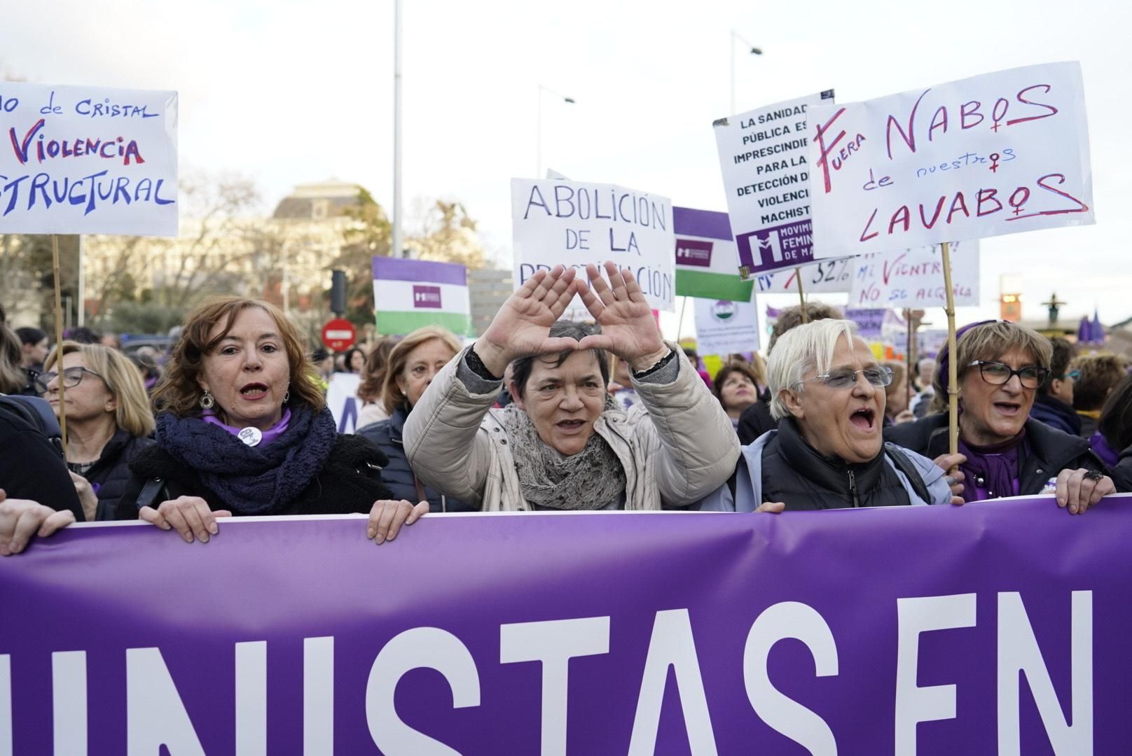 Cabecera de la manifestación del 8M convocada por grupos feministas antitrans.